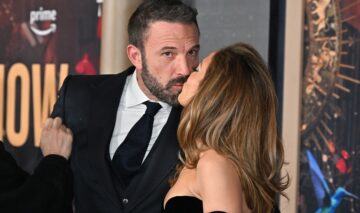 Ben Affleck și Jennifer Lopez în timp ce se sărută la premiera filmului This Is Me...Now
