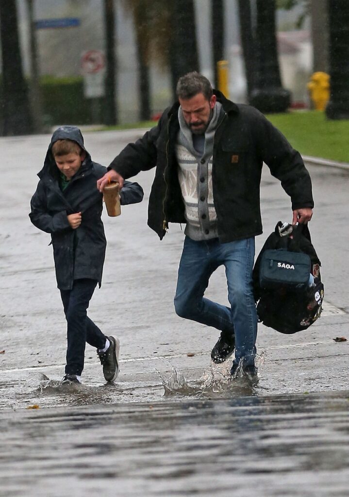 Ben Affleck și fiul său, udați de ploaie în Los Angeles
