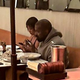 Bianca Censori și Kanye West în timp ce iau masa împreună la un restaurant