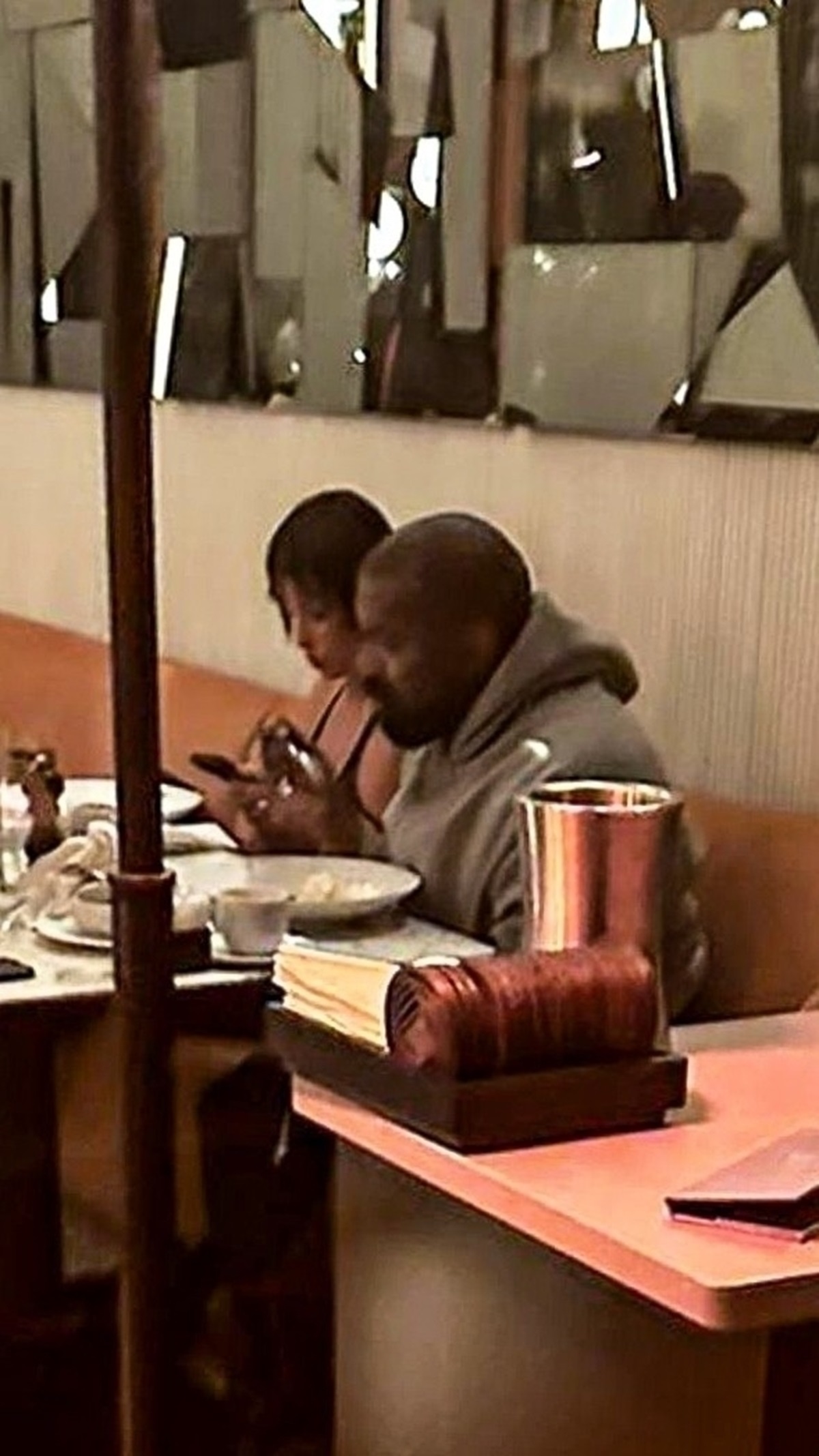Bianca Censori și Kanye West în timp ce iau masa împreună la un restaurant
