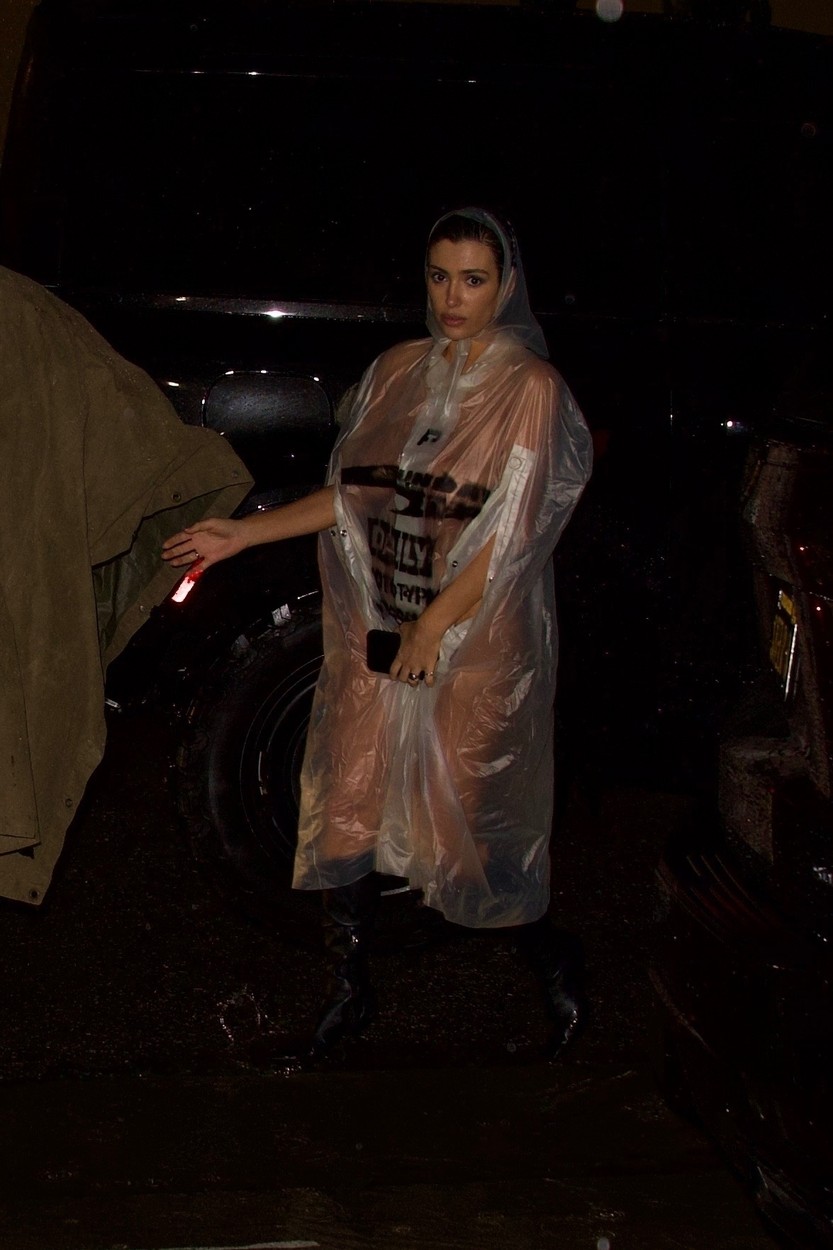 Bianca Censori, pe stradă, noaptea, într-o pelerină transparentă