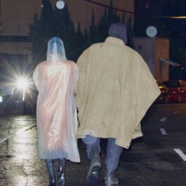 Bianca Censori, de mână cu Kanye West, pe stradă
