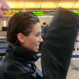 Bianca Censori, într-o ținută de culoare neagră, în aeroport