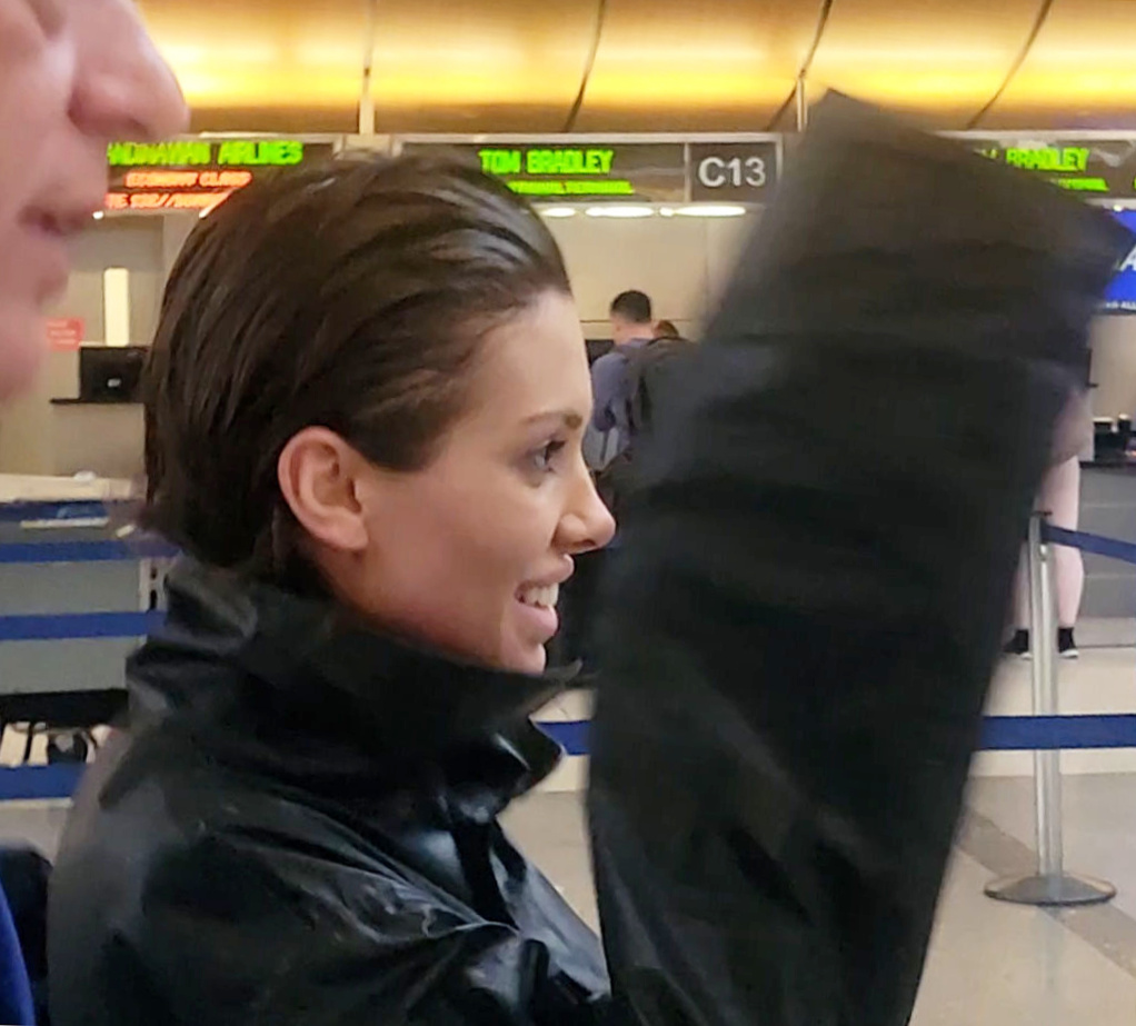 Bianca Censori, într-o ținută de culoare neagră, în aeroport