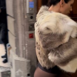 Bianca Censori, doar în dres și o haină din blană