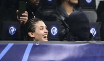 Bianca Censori și Kanye West în tribune la un meci de fotbal