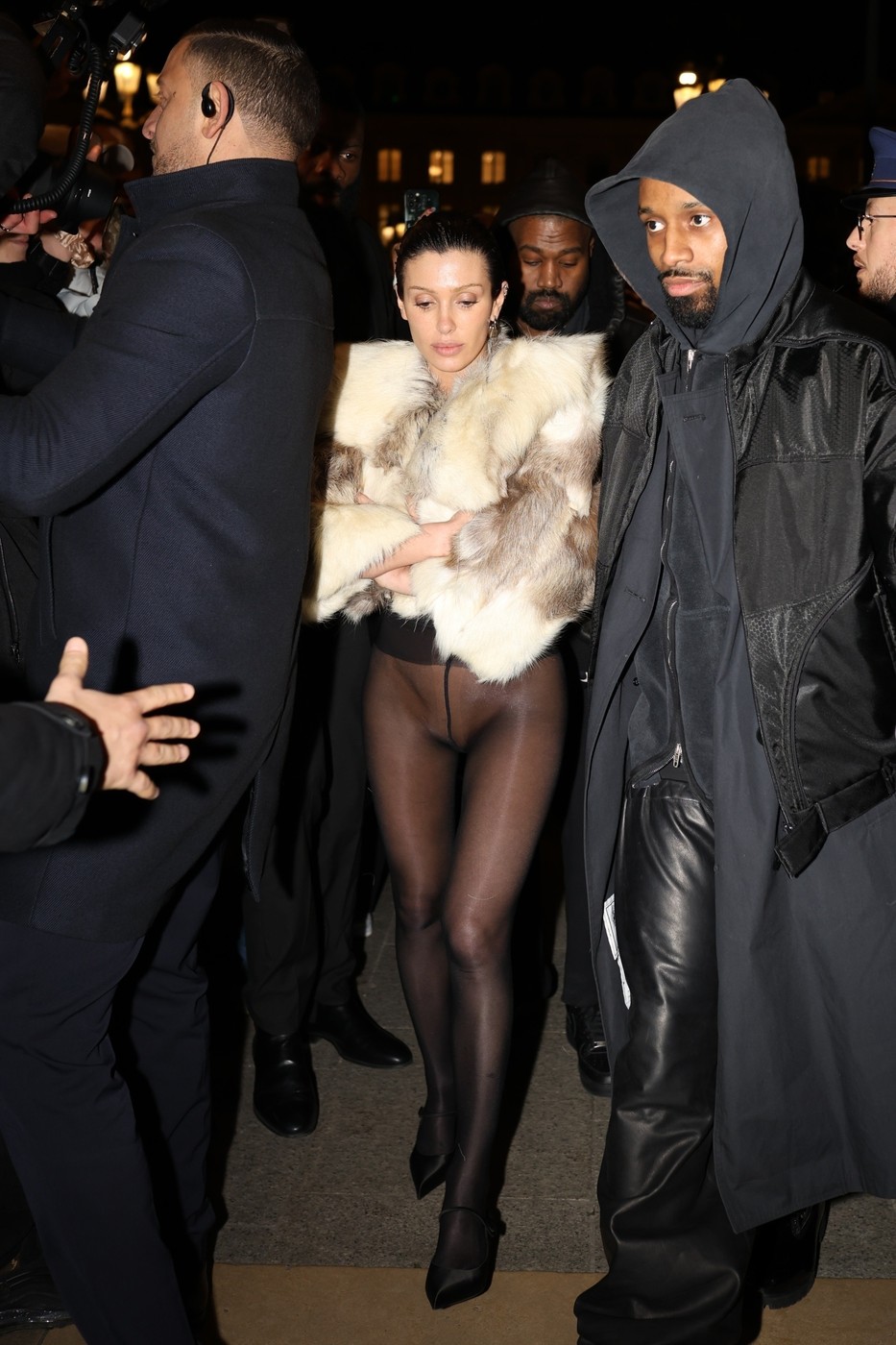 Bianca Censori, cu wet look, în dres transparent și o haină din blană