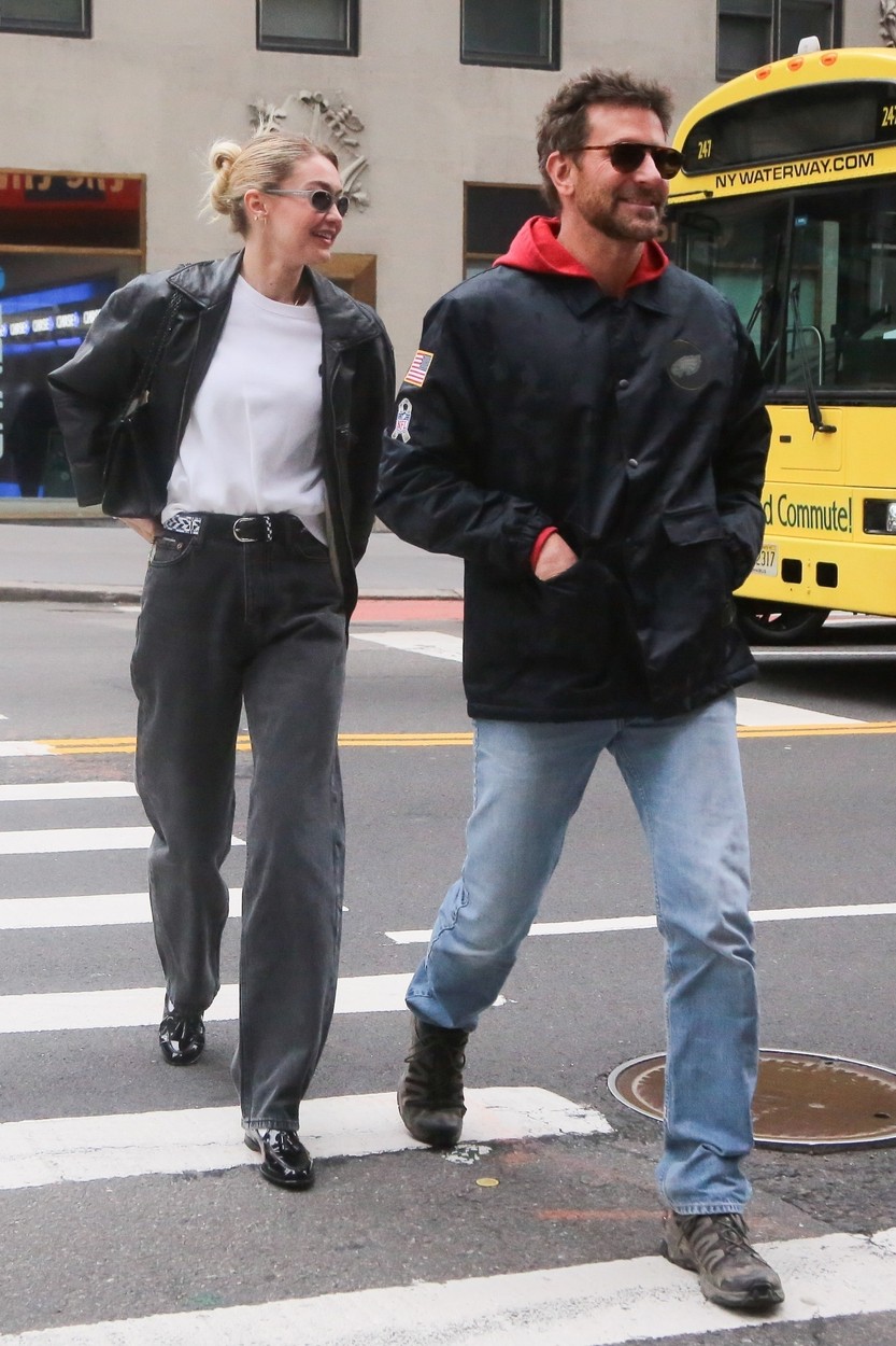 Gigi Hadid traversează strada pe trecerea de pietoni în spatele lui Bradley Cooper