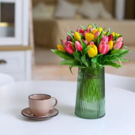 O vază plină cu lalele colorate