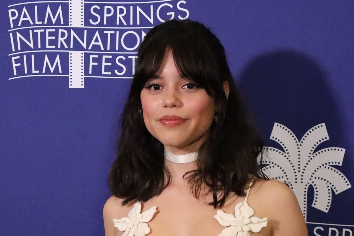 Jenna Ortega într-o rochie albă la Palm Springs International FIlm Festival