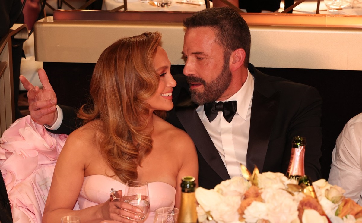 Jennifer Lopez și Ben Affleck în timp ce discută la o masă la Golden Globes 2024