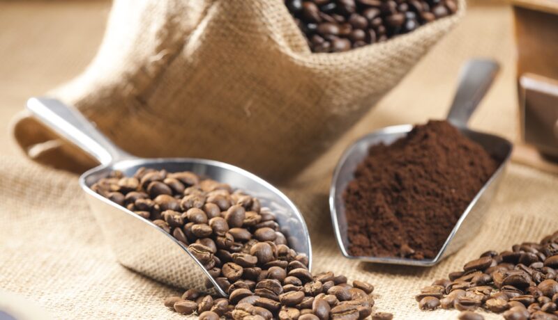 Cum depozitezi cafeaua boabe și pe cea măcinată pentru a-i păstra aroma: trucuri la îndemână