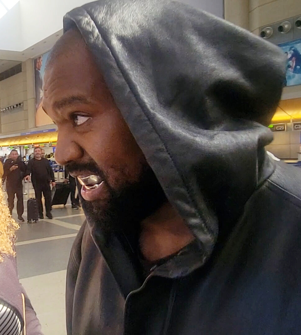 Kanye West își arată dantura din titan