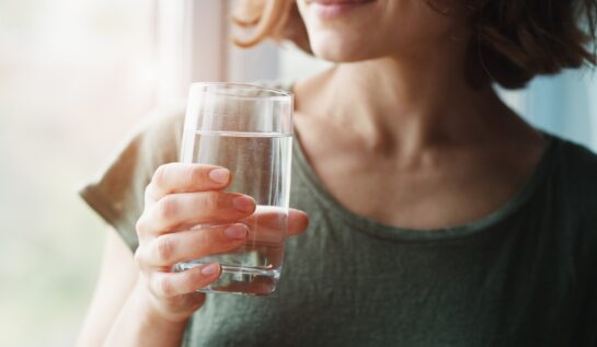 De ce este recomandat să bei un pahar cu apă chiar și atunci când nu îți este sete. Trucuri pentru a-ți menține optimă starea de sănătate