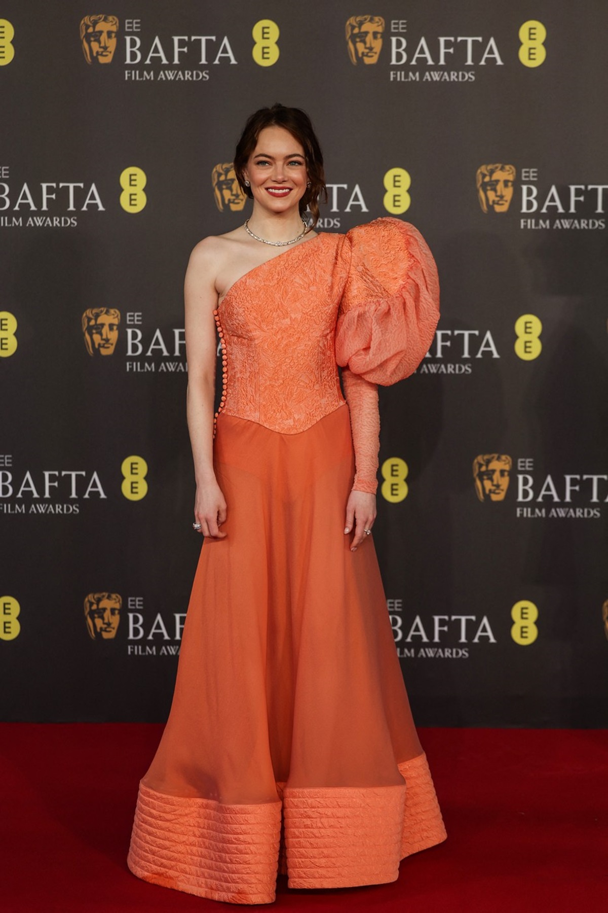 Emma Stone într-o ținută portocalie la Premiile BAFTA 2024