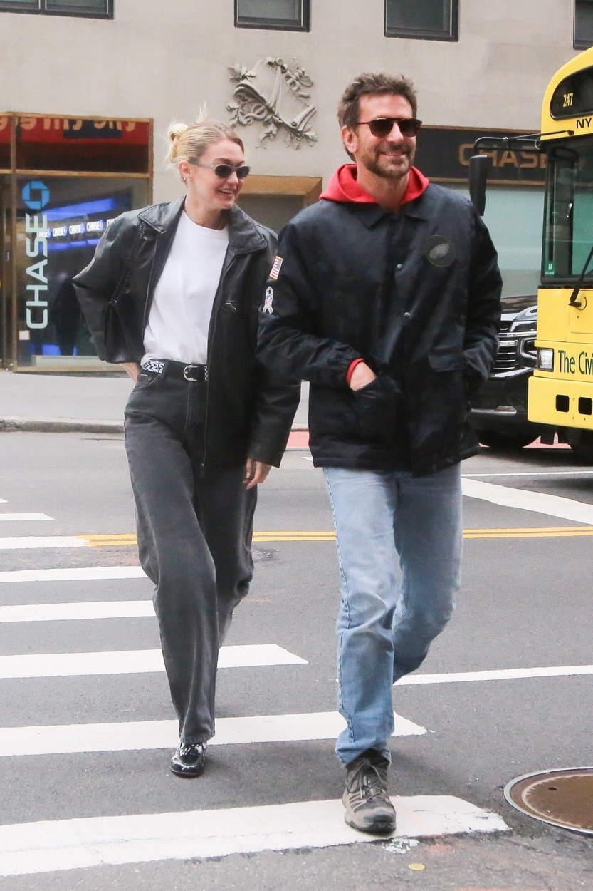 Bradley Cooper și Gigi Hadid, pe trecerea de pietoni în New York