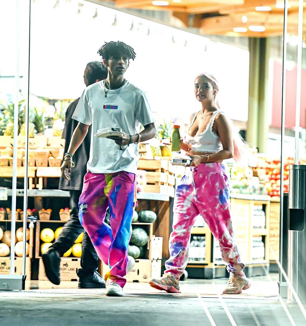 Jaden Smith și Sab Zada în timp ce se plimbă pe străzile din Los Angeles