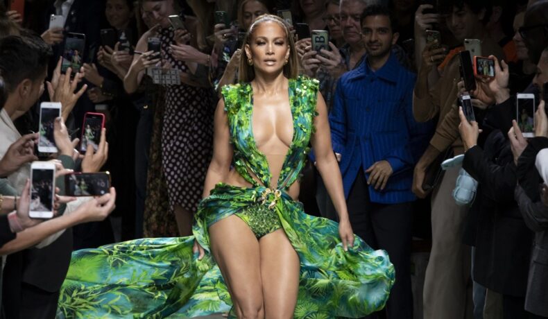 De ce au rugat-o stiliștii pe Jennifer Lopez să nu poarte rochia verde de la Versace. Ținuta divei a intrat în istoria Premiilor Grammy în anul 2000