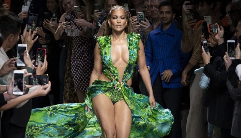 De ce au rugat-o stiliștii pe Jennifer Lopez să nu poarte rochia verde de la Versace. Ținuta divei a intrat în istoria Premiilor Grammy în anul 2000