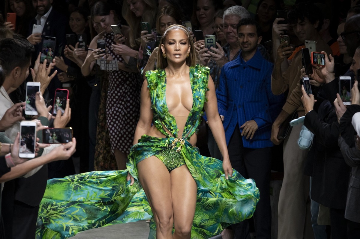 Jennifer Lopez în timp ce defilează într-o rocie verde, Versace, în anul 2019