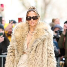 Jennifer Lopez pe străzile din Los Angeles într-o haină crem de blană