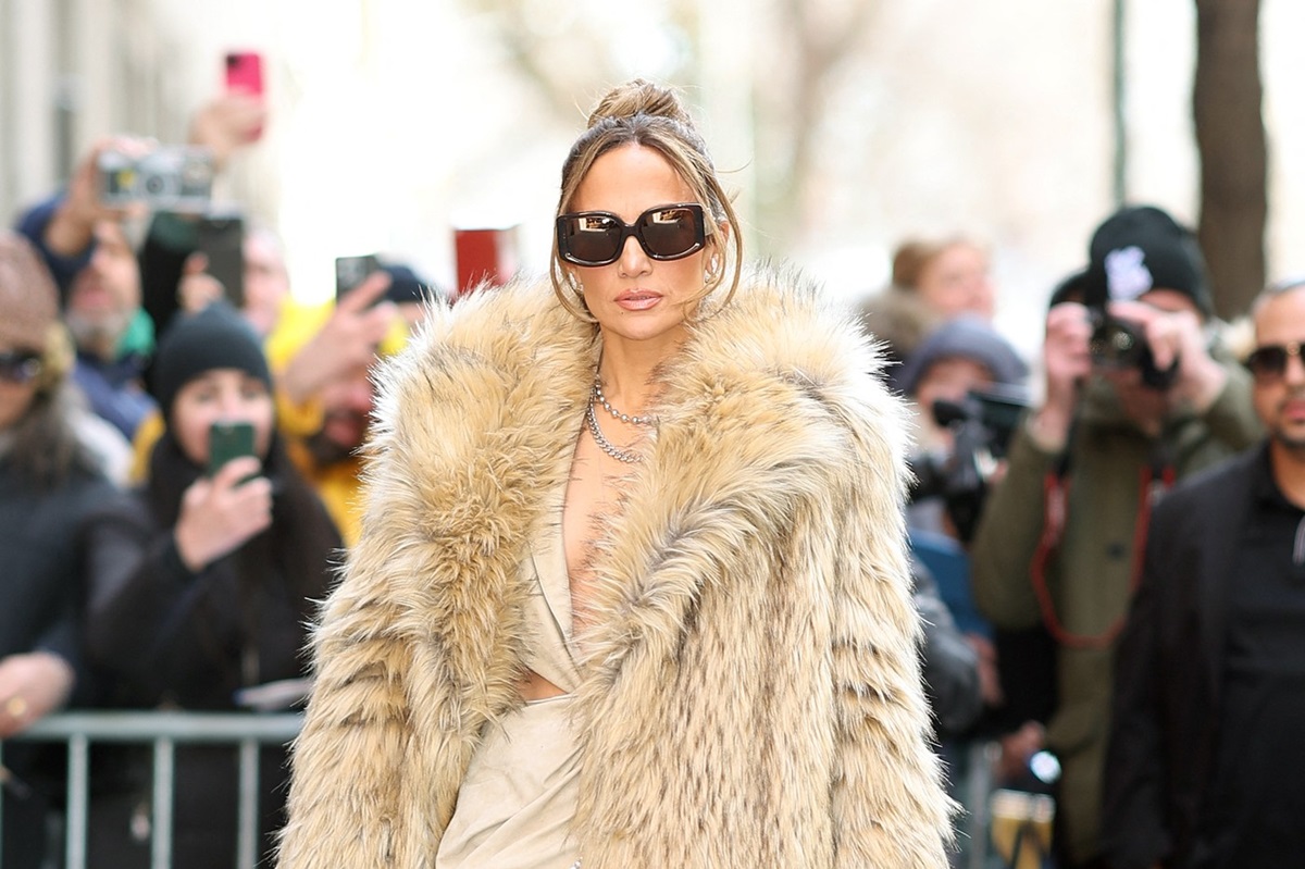 Jennifer Lopez pe străzile din Los Angeles într-o haină crem de blană