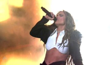 Jennifer Lopez în timp ce cântă pe scenă și își pierde extensiile