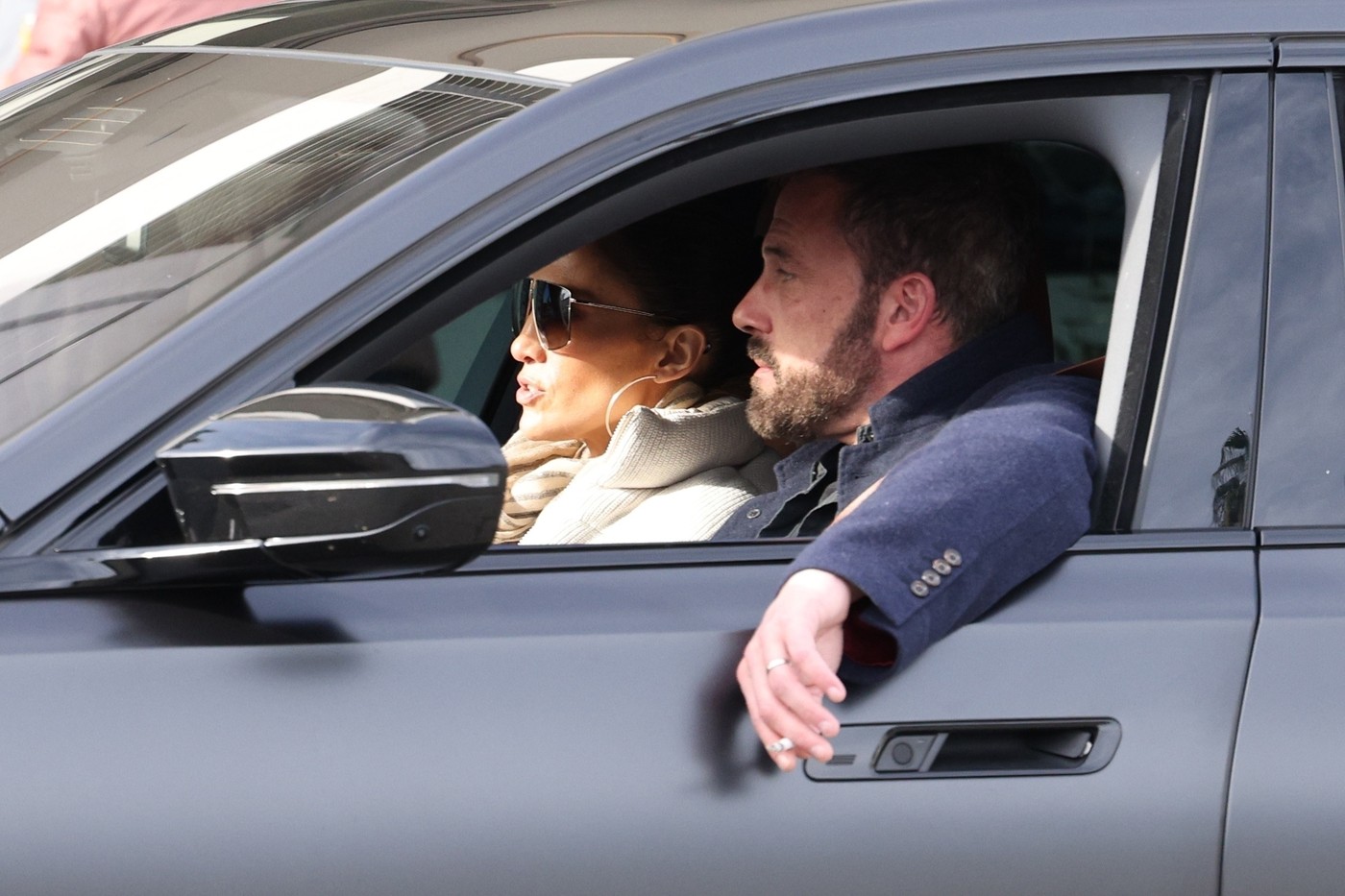 JLo și Ben Affleck într-o mașină