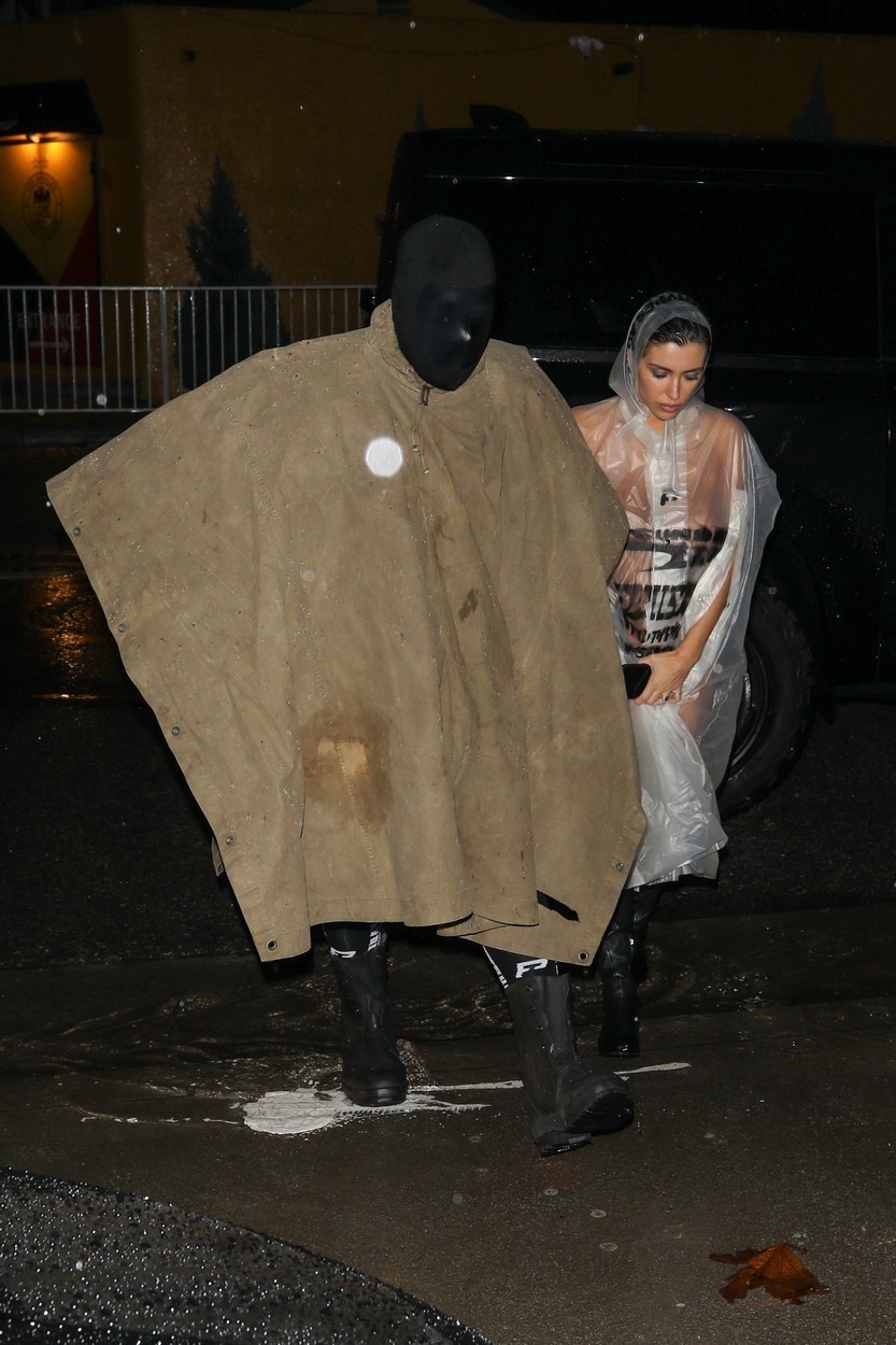 Kanye West și Bianca Censori, pe stradă, în plină noapte