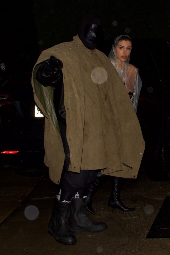 Kanye West o protejează pe Bianca Censori pe stradă