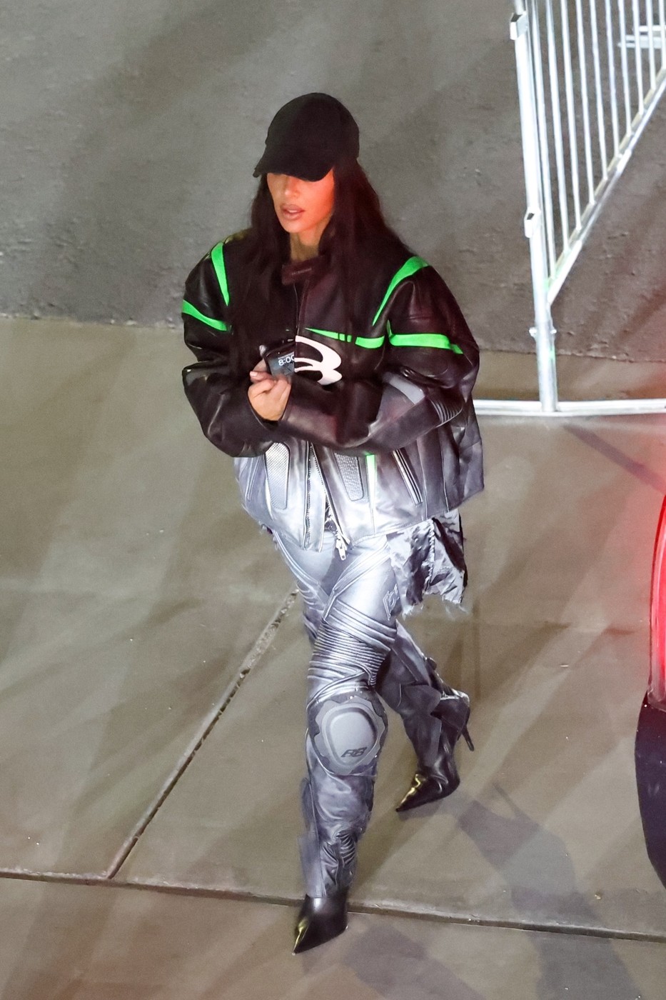 Kim Kardashian, într-o ținută casual din piele, la Super Bowl 2024