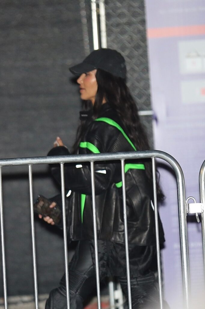 Kim Kardashian, cu șapcă pe cap și ținută din piele