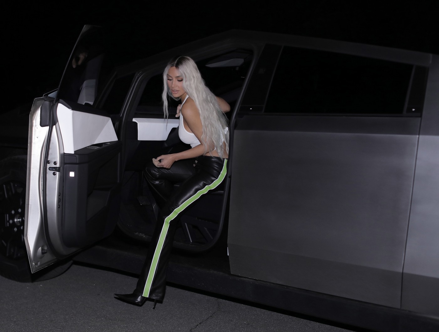 Kim Kardashian, cu părul blond, în noua sa mașină