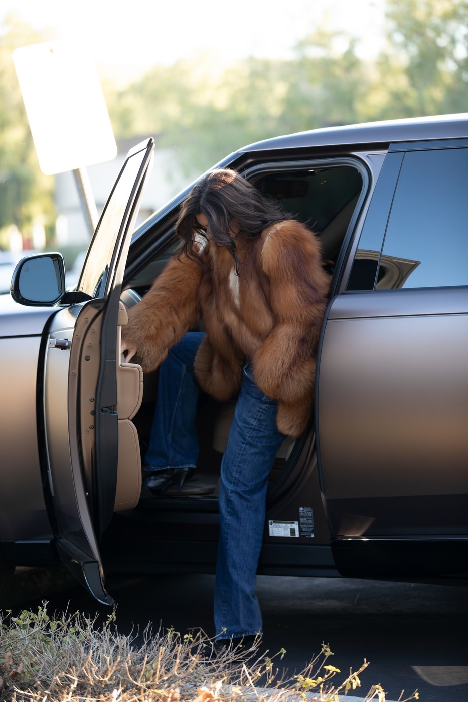 Kylie Jenner, fotografiată în timp ce iese din mașină