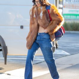 Kylie Jenner, într-o haină de blană și blugi