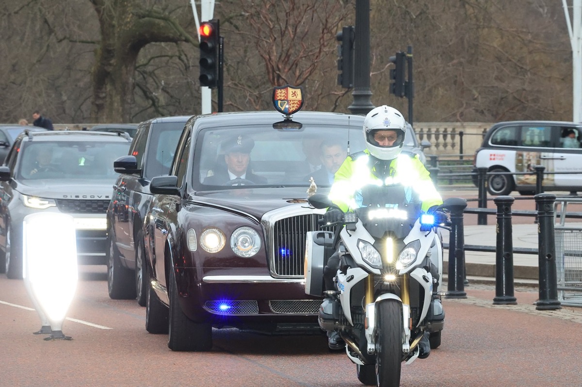 Un convoi cu mașini care îl conduce pe Regele Cahrles la reședința sa din Londra