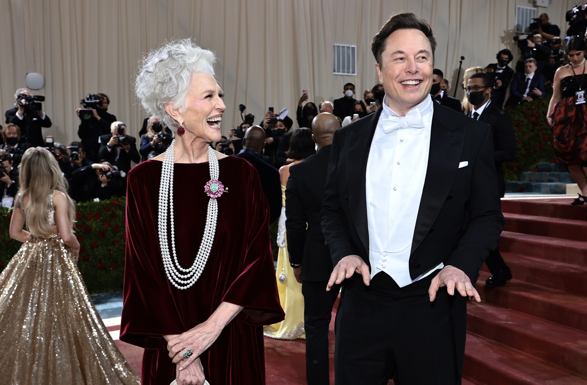 Maye Musk și Elon Musk în timp ce pozează împreună la Met Gala 2022