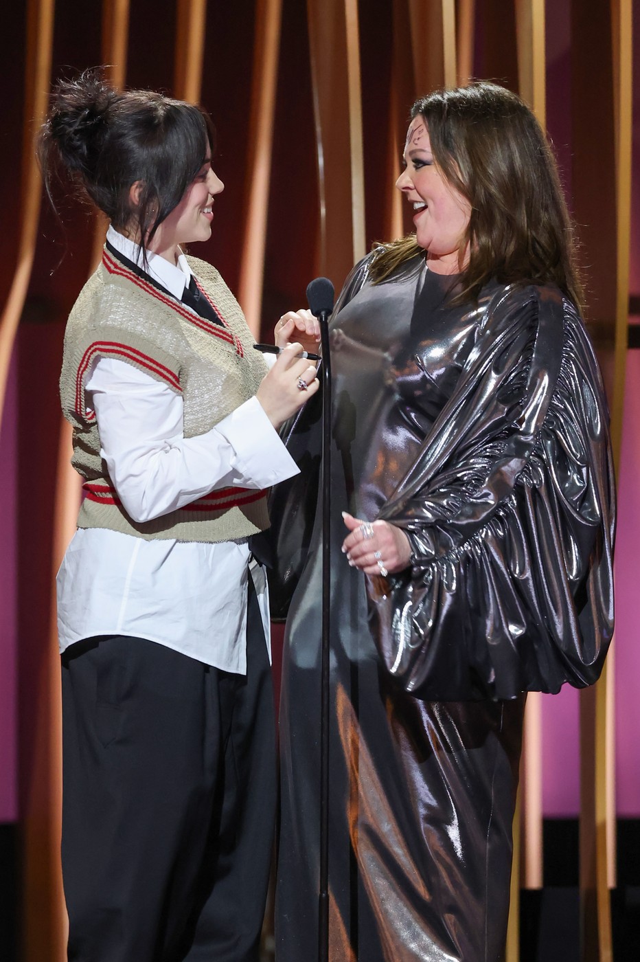 Billie Eilish, pe scena Premiile SAG 2024, cu Melissa McCarthy