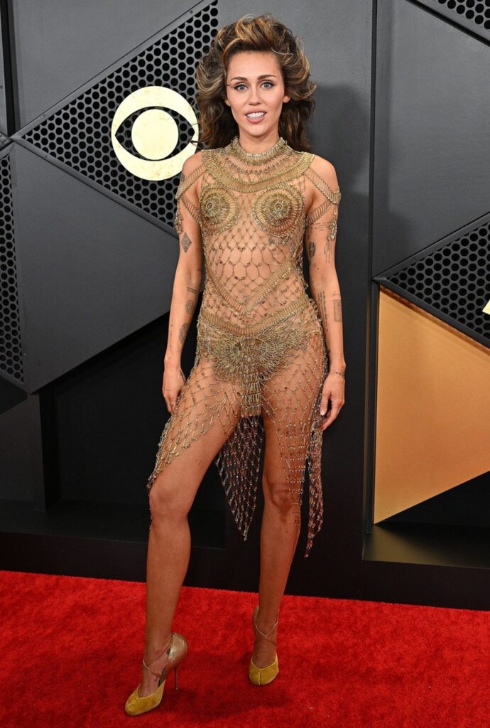 Miley Cyrus într-o rochie transparentă la Gala Premiilor Grammy 2024