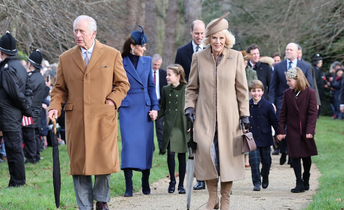Regele Charles și Regina Camilla după ce au mers la slujba tradițională de Crăciun