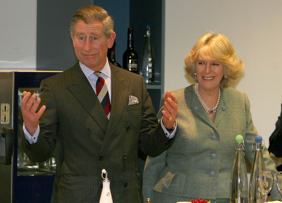 Regele Charles și Regina Camilla în fața unei mese cu mâncare