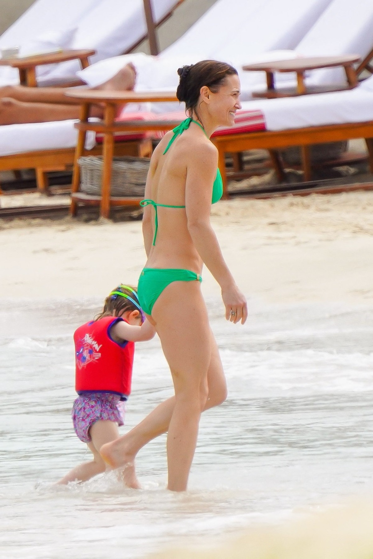 Pippa Middleton într-un costum de baie verde în timp ce se află pe plajă