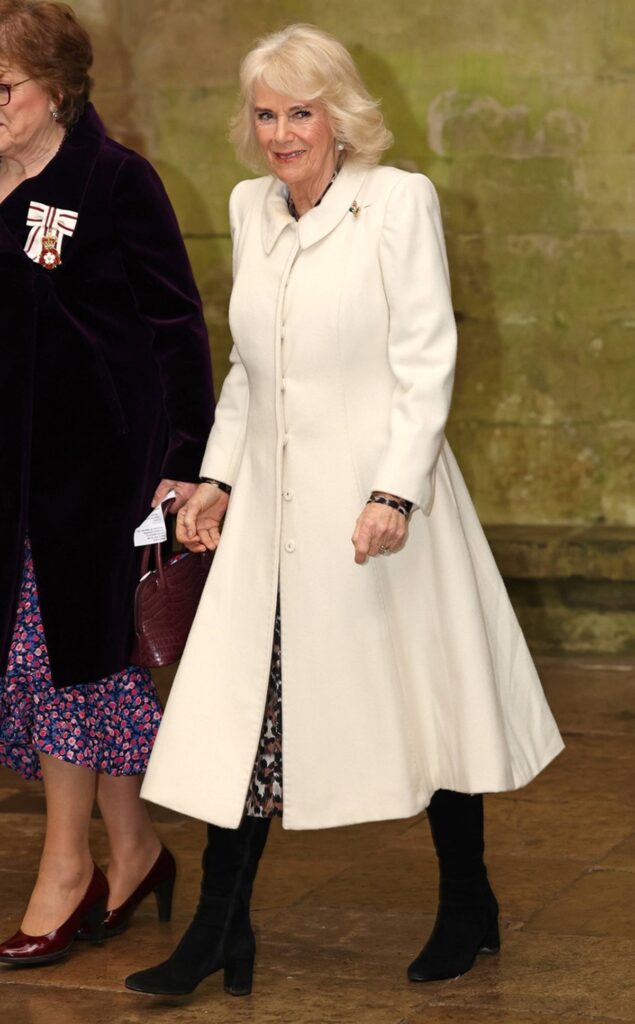 Regina Camilla într-un palton alb după diagnosticul primit de Charles