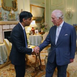 Regele Charles în timp ce dă mâna cu prim-ministrul Rishi Sunak