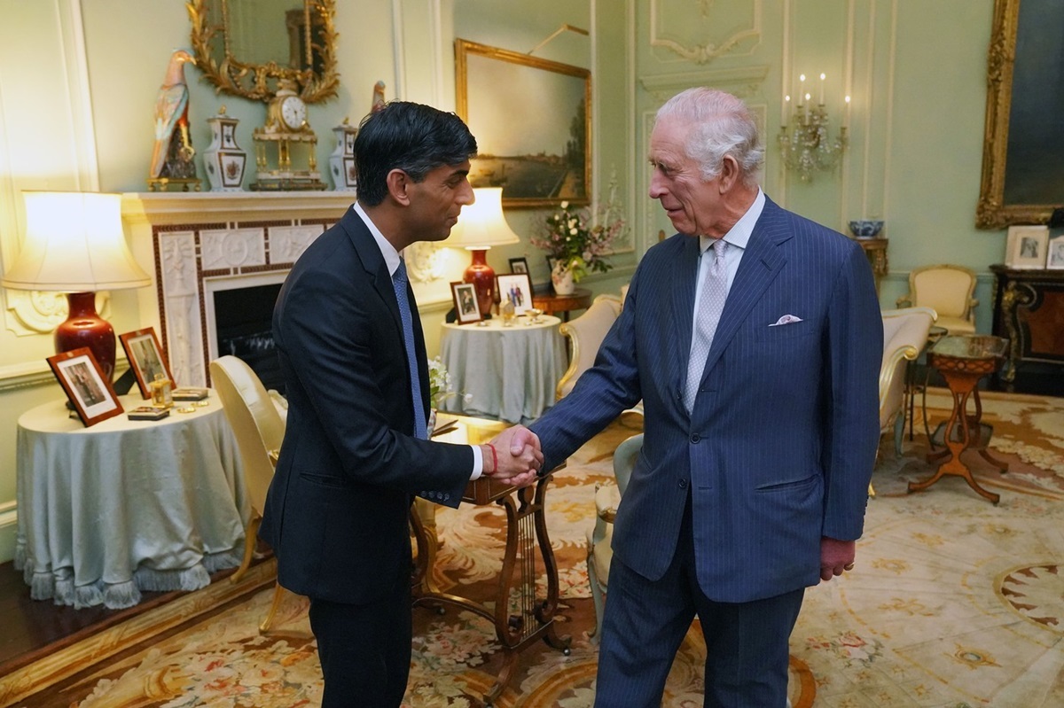Regele Charles în timp ce dă mâna cu prim-ministrul Rishi Sunak