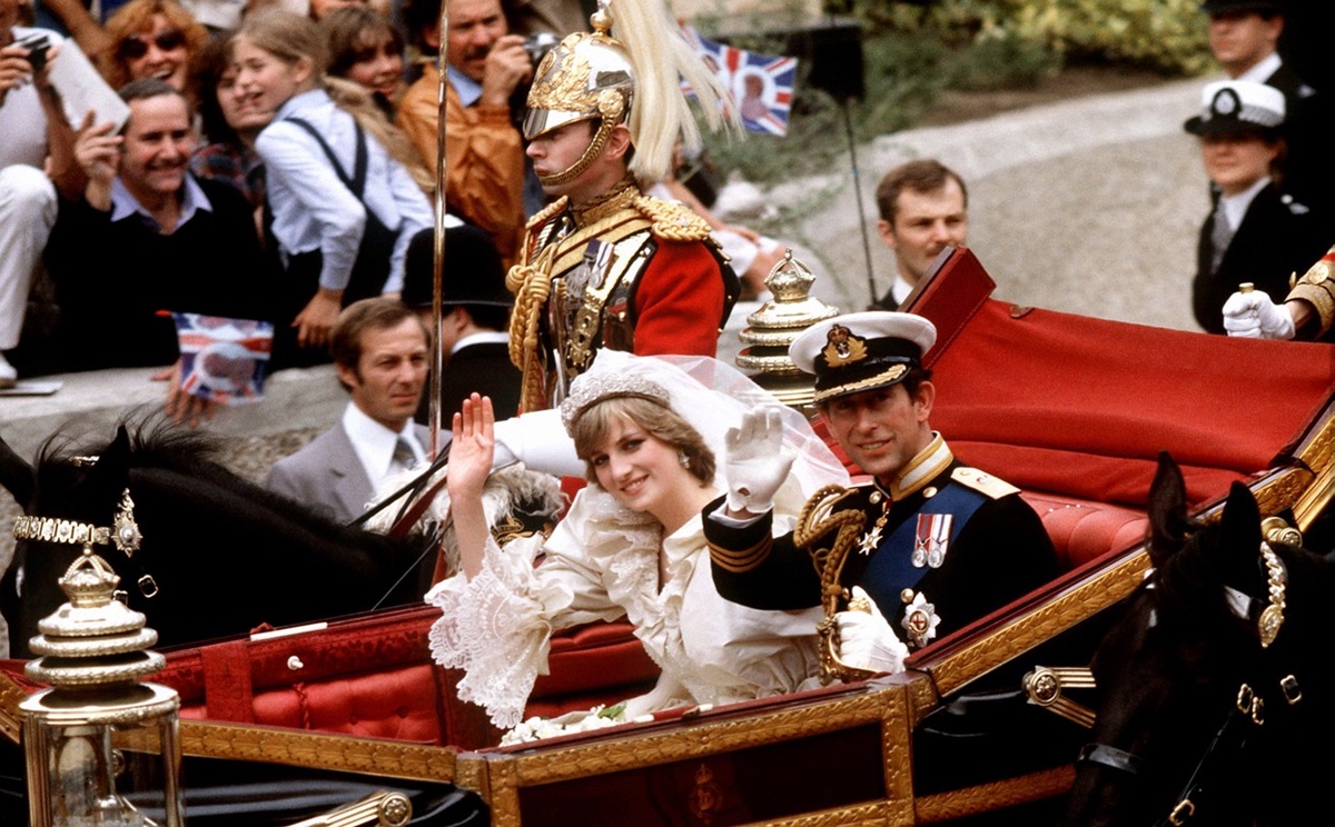 Prințesa Diana și Prințul Charles în timp ce se află într-o trăsură în ziua nunții lor