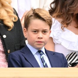 Prințul George îmbrăcat la costum în timp ce participă la Wimbledon