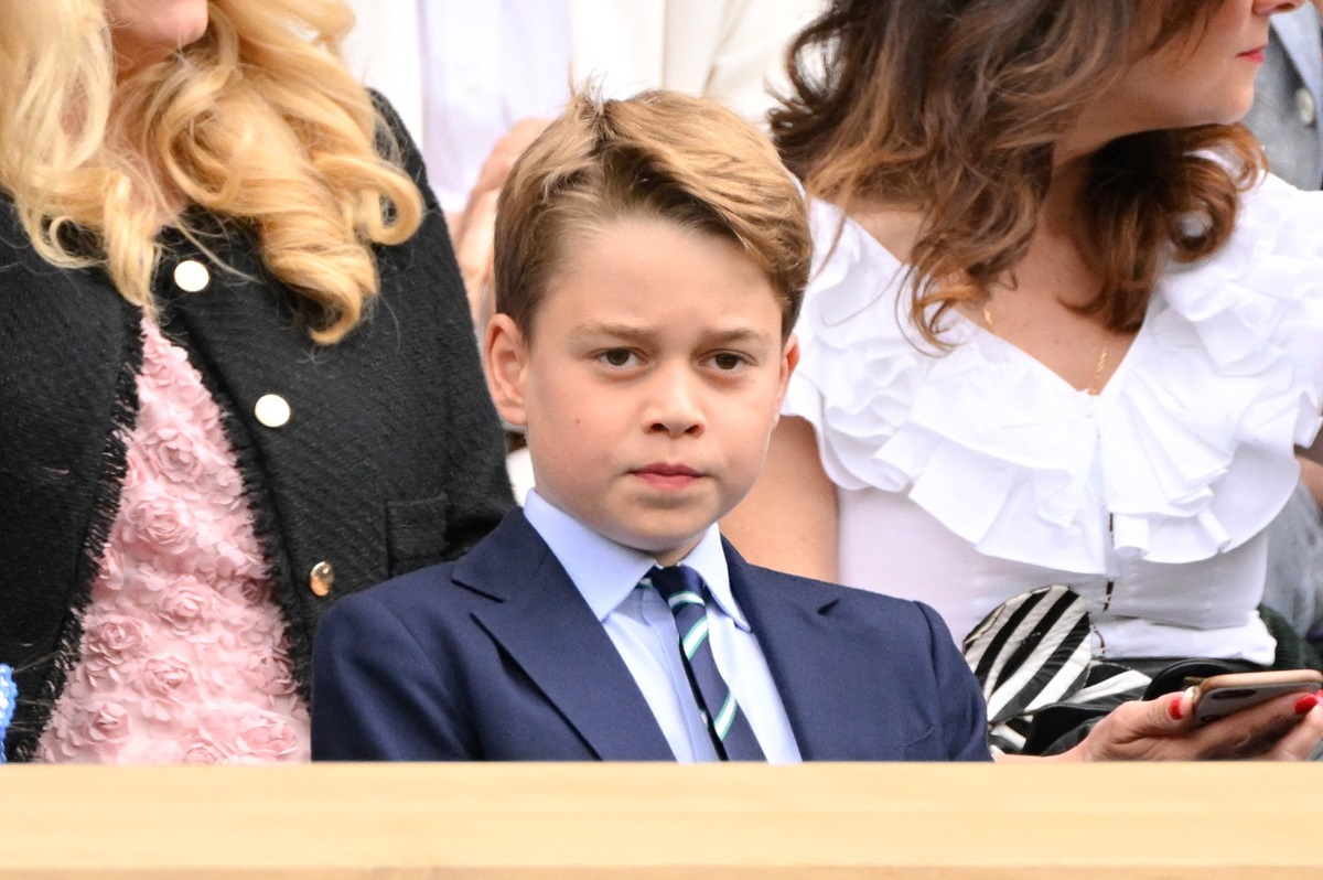 Prințul George îmbrăcat la costum în timp ce participă la Wimbledon