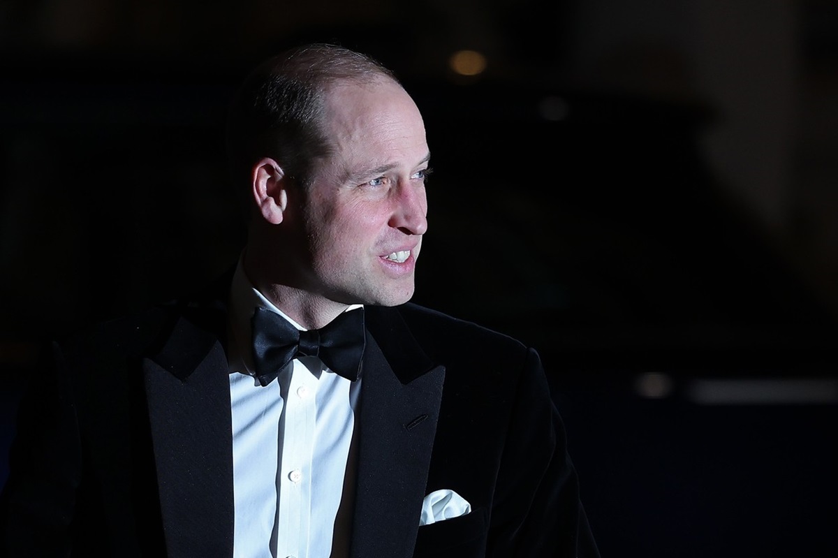 Prințul William la costum cu papion, fiind prima sa apariție publică după ce s-a aflat că Regele are cancer