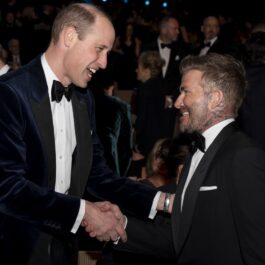 Prințul William și David Beckham în timp ce dau mâna la Premiile BAFTA 2024